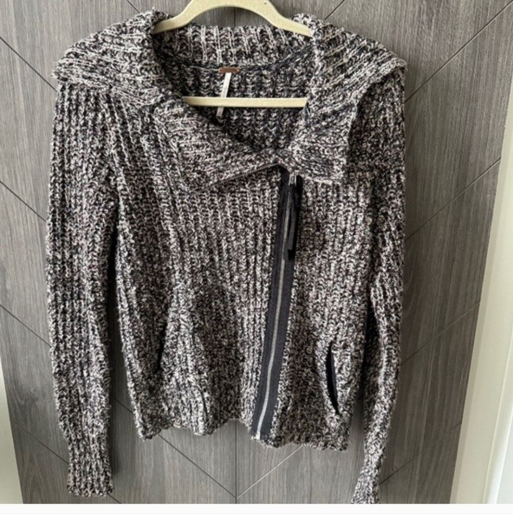 PRELOVED Free People Marled Gray and Cream Asymmetrical Zip Cardigan